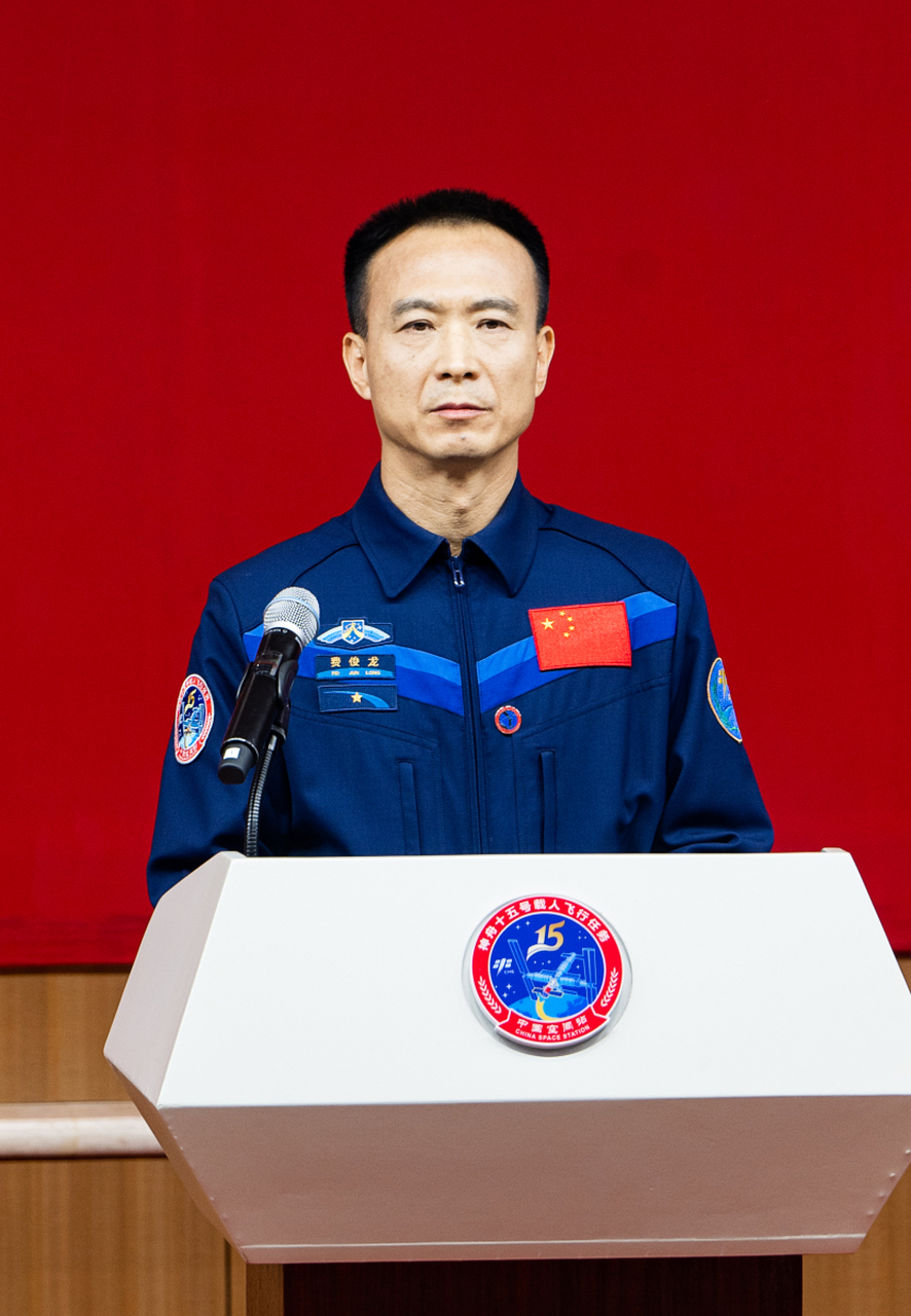 费俊龙荣获二级航天功勋奖章,邓清明和张陆获授英雄航天员称号