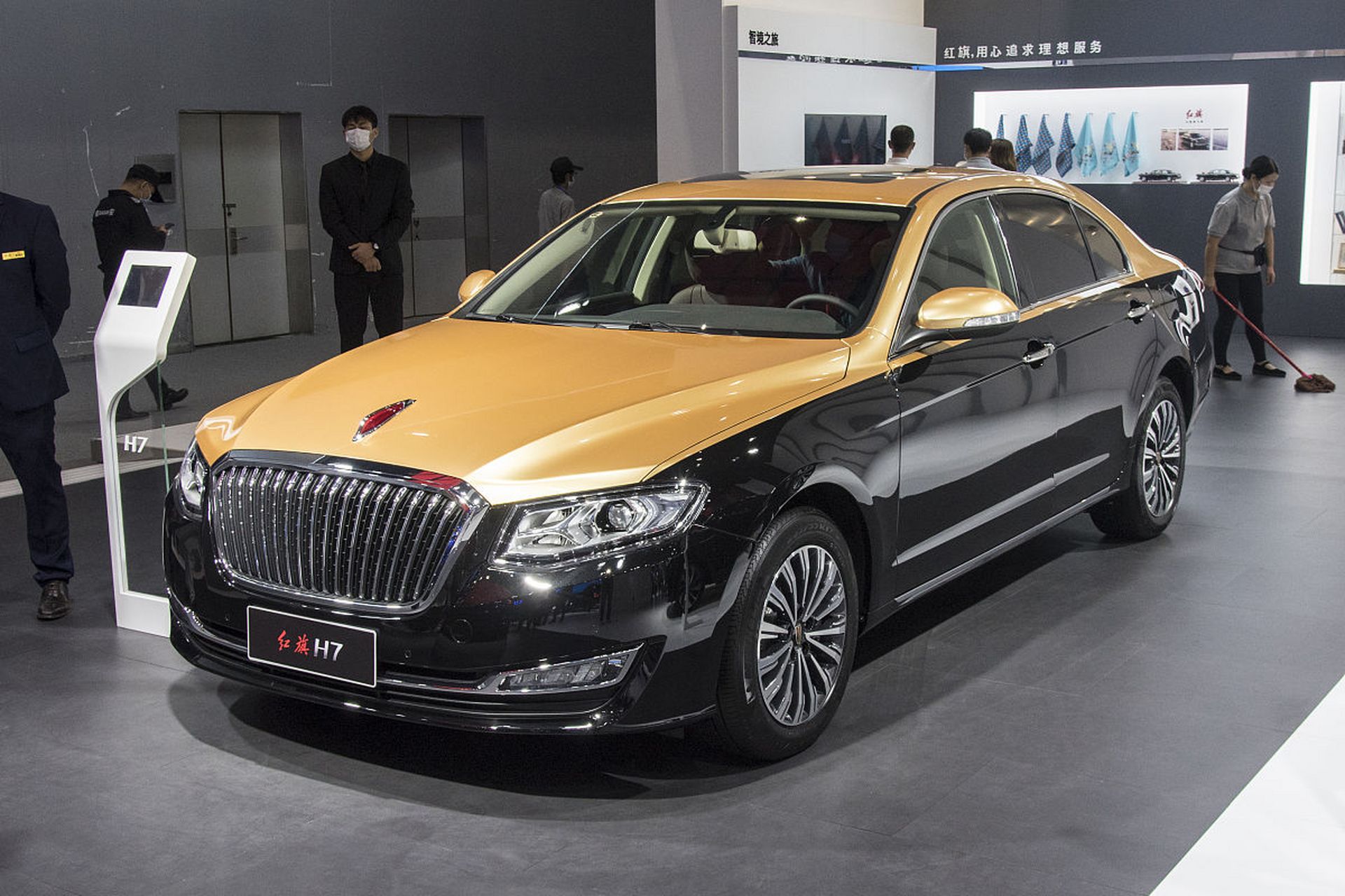 作为一名经验丰富的汽车设计师,我将对红旗s9这款车进行全面的主观