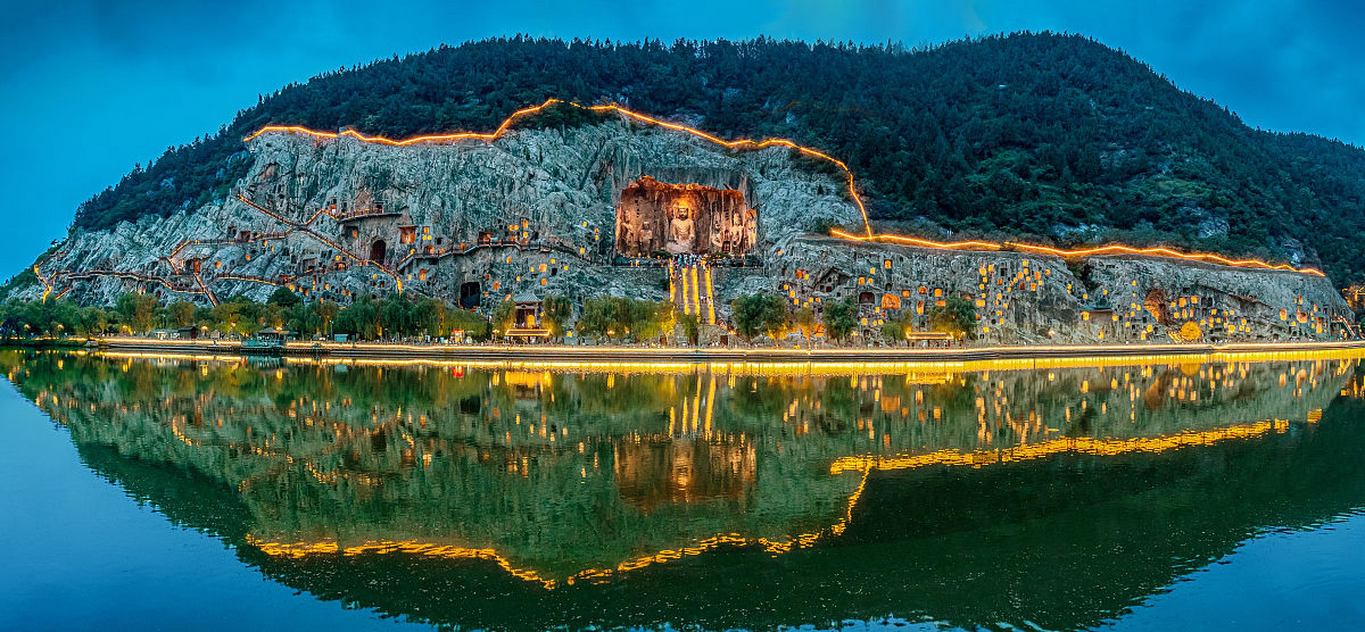 "漫步在洛阳龙门石窟"——古代佛教艺术体现 洛阳龙门石窟位于洛阳