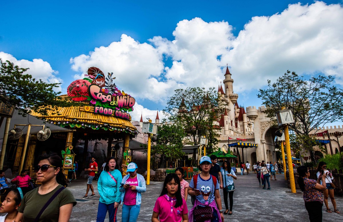 一进入上海迪士尼,我仿佛穿越到了一个梦幻般的世界.