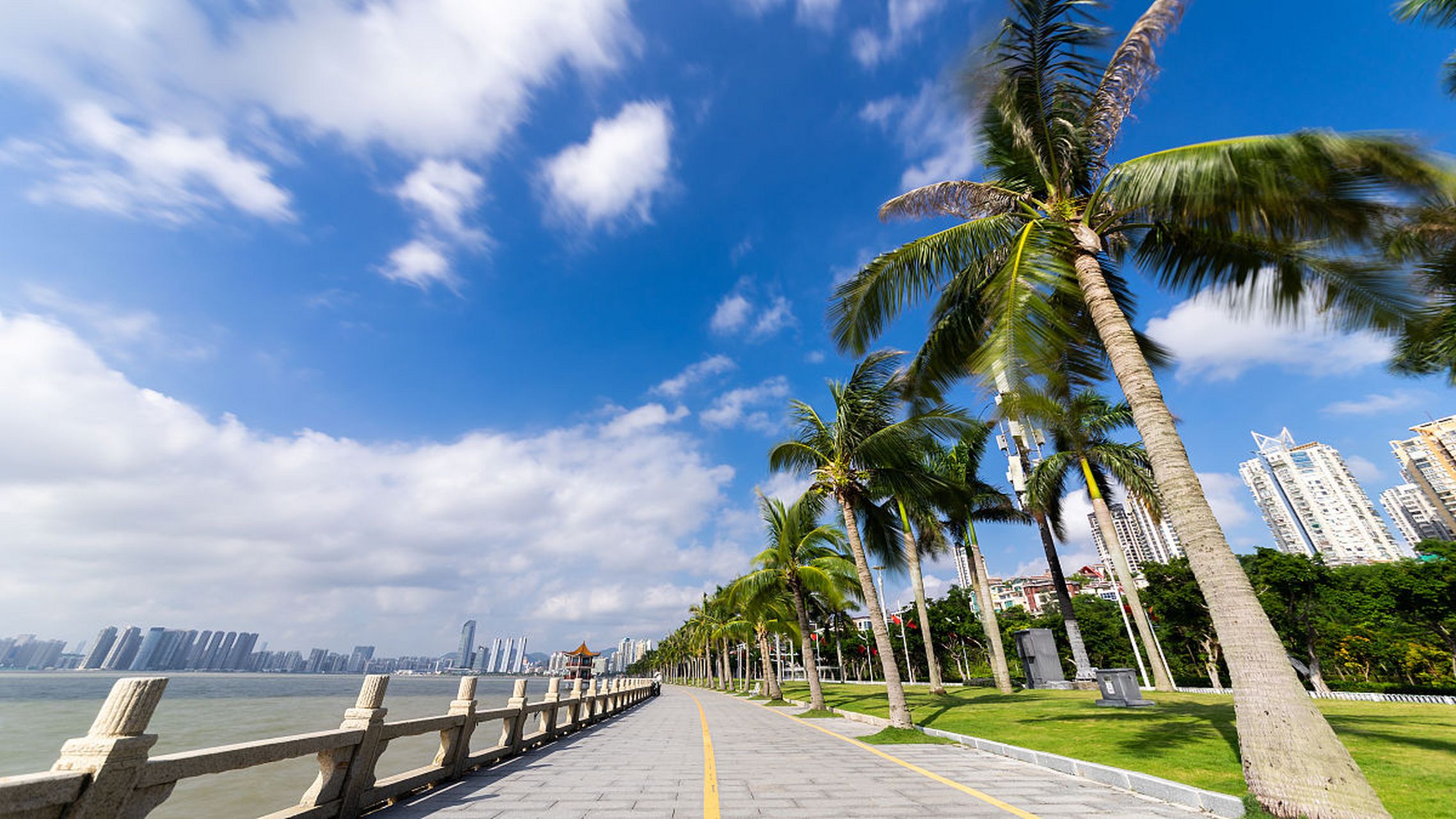 珠海情侣路是珠海城市的珍珠项链,它既是珠海的地标性建筑,又是游客