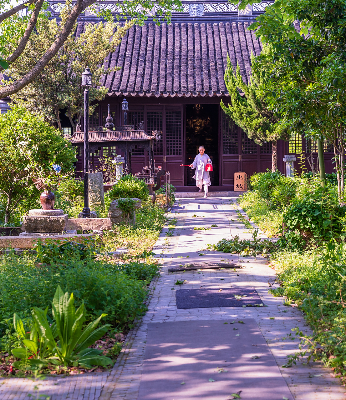 亚青寺是我国最大的尼姑庵,这里有2万多名修行的女性,她们的年纪大都