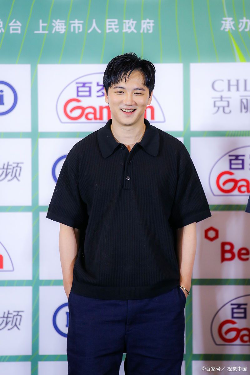 潘粤明50岁迈向事业新高峰,还带着小10岁女友亮相呢