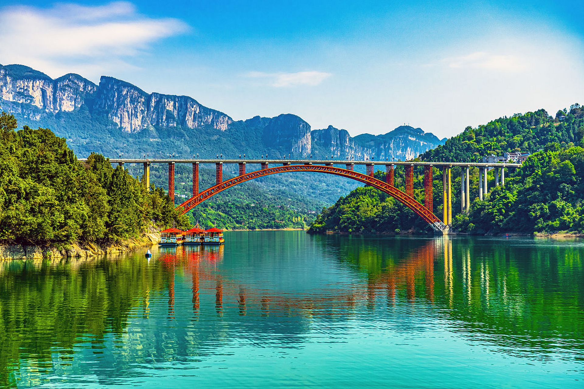 恩施大清江,位于湖北省恩施土家族苗族自治州,以其独特的自然风光和