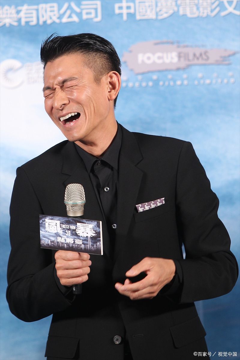 有媒体报道称,刘德华代言的酸菜品牌使用了他在电影中的形象,引发了