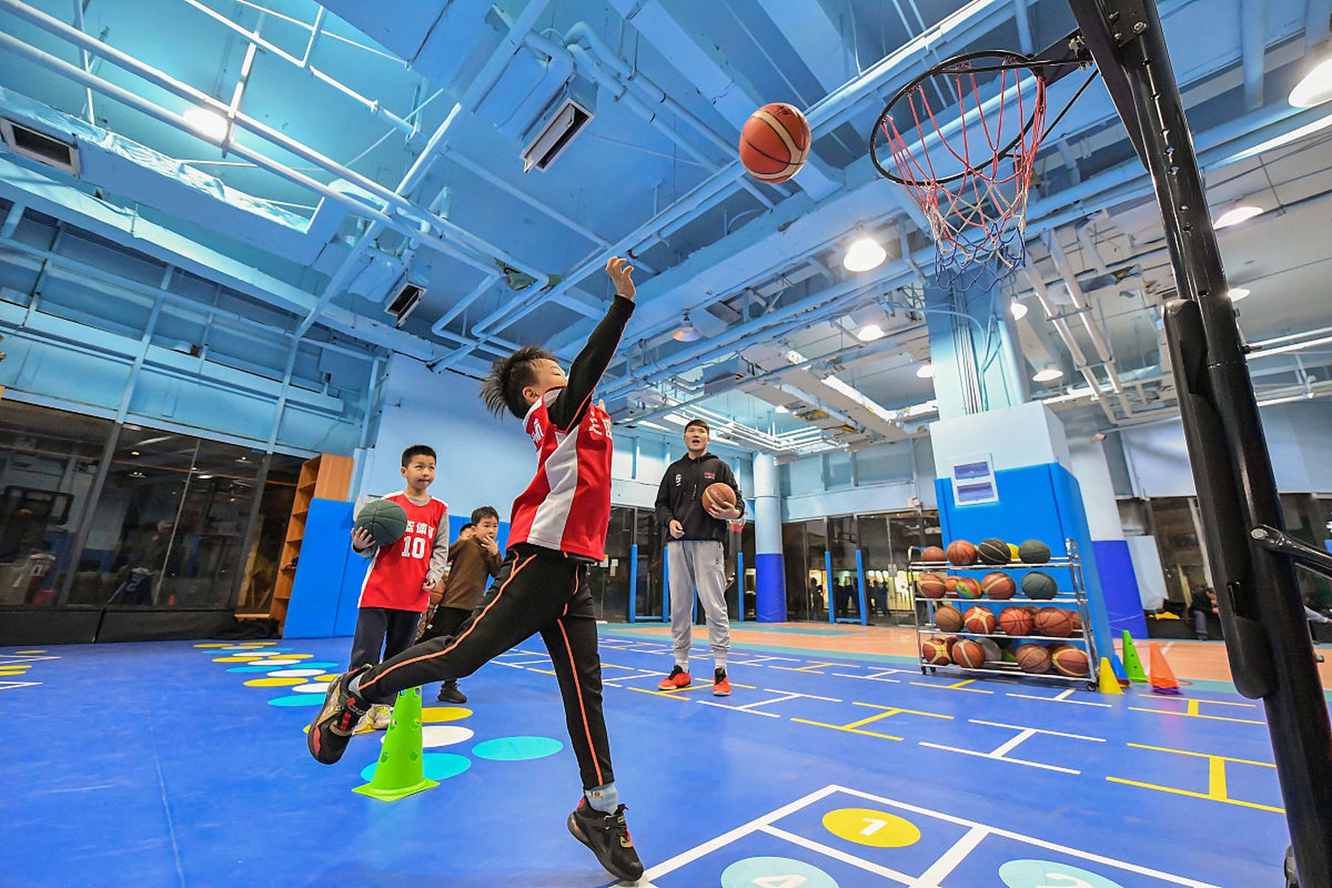 "在重庆,一家名为强盛体育的篮球培训机构资金链断裂,濒临破产,2000