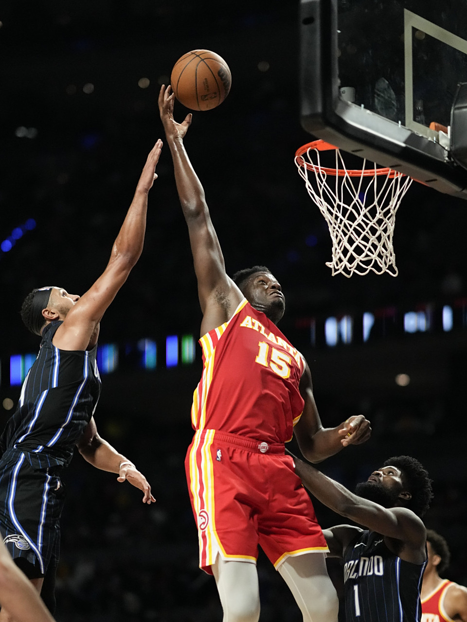 通过增强力量和体能训练,练习跳跃技巧,学习扣篮姿势和动作,注重细节