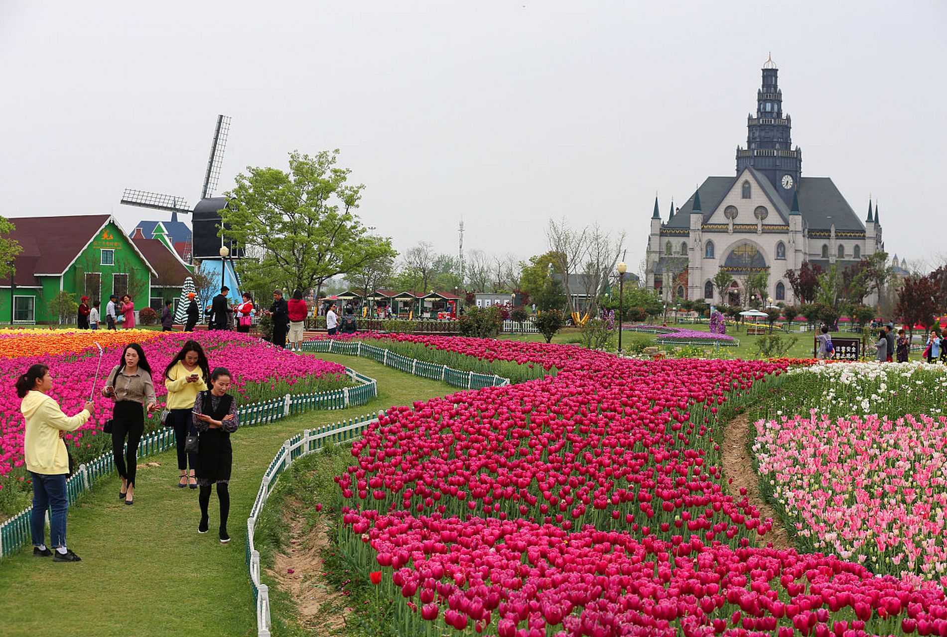 马可波罗花世界,位于古老名城扬州,如一颗璀璨明珠镶嵌在大地之上.