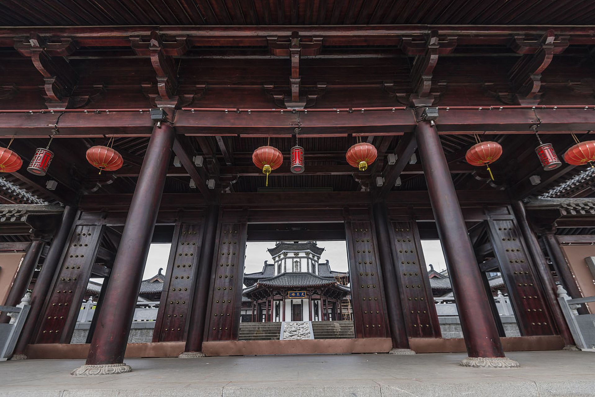 这座古老的建筑群落承载着千年的历史沉淀,每一块砖,每一片瓦都似乎在