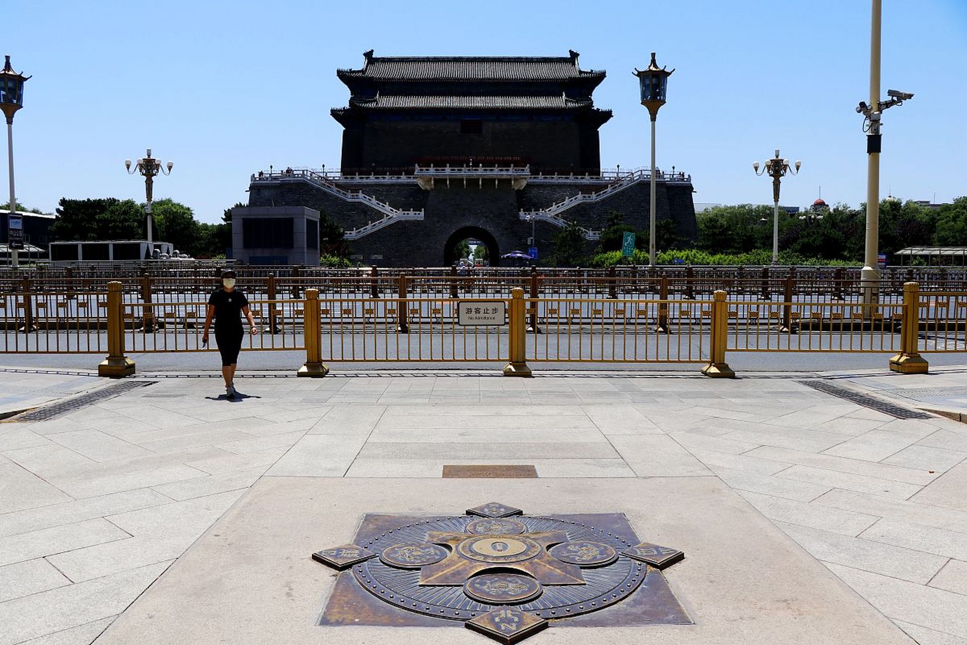 前门大街位于北京市,是北京最著名的特色商业街之一.