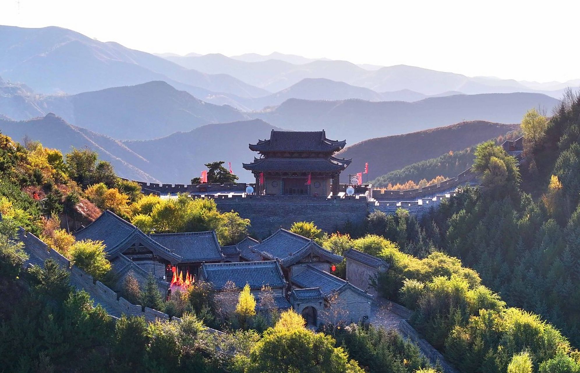 汾酒,中国传统名酒,清香型白酒的代表,因产于山西省汾阳市杏花村,又称