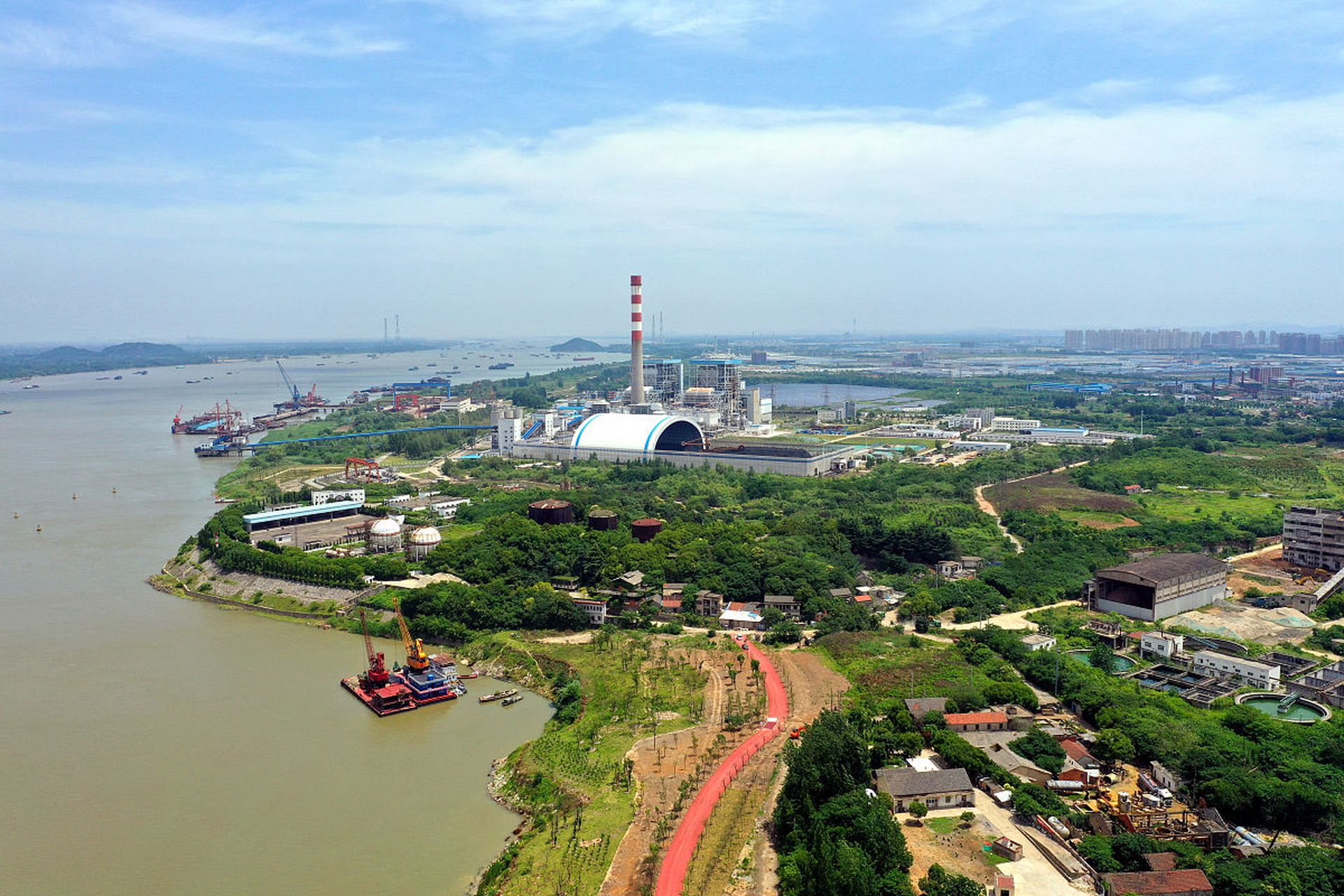 芜湖天门山,天门山雄踞芜湖市北郊长江畔,因李白《望天门山》一诗而