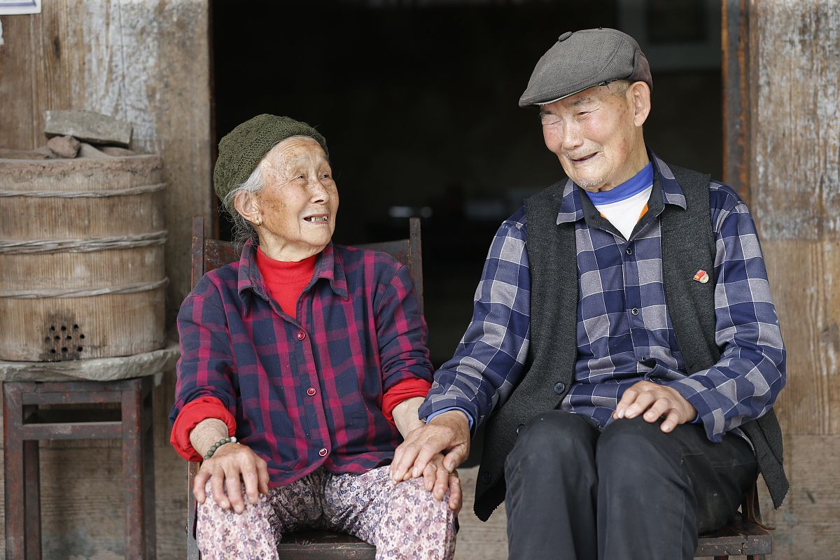 从青丝到白发,人生匆匆,犹如一场梦