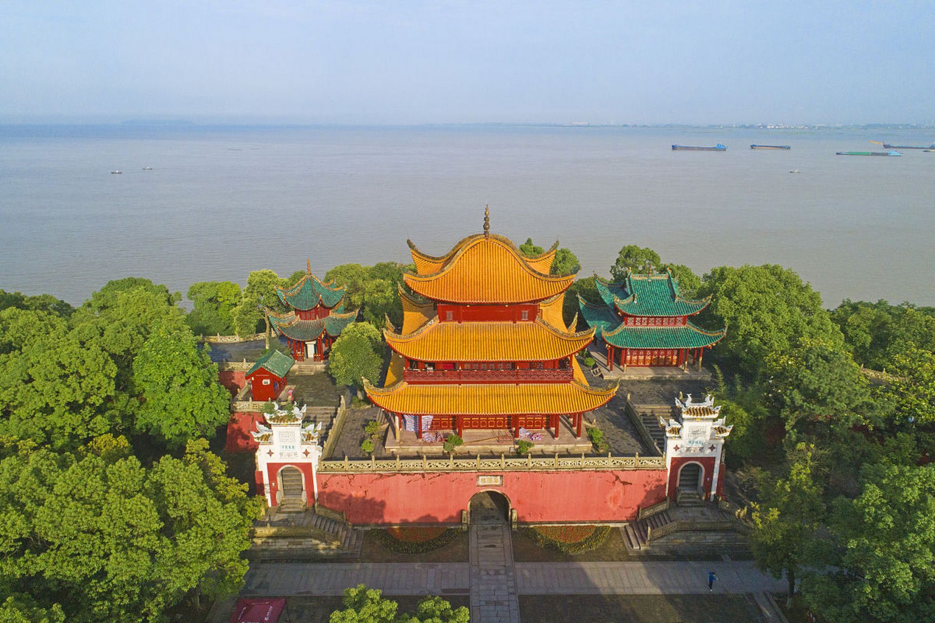 古今之旅回盼千年# 岳阳楼和洞庭湖的壮丽景致不仅仅是自然风光,更是