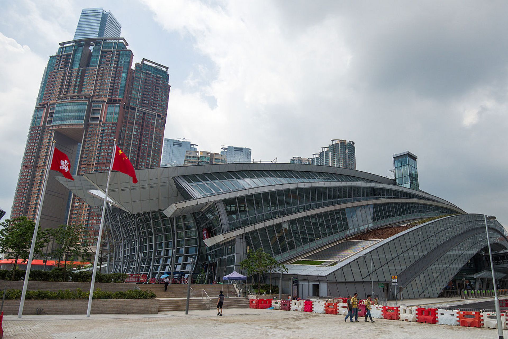 镜头里的春天# 来深圳新桥市民广场中央游玩,那座喷泉仿佛是春天的