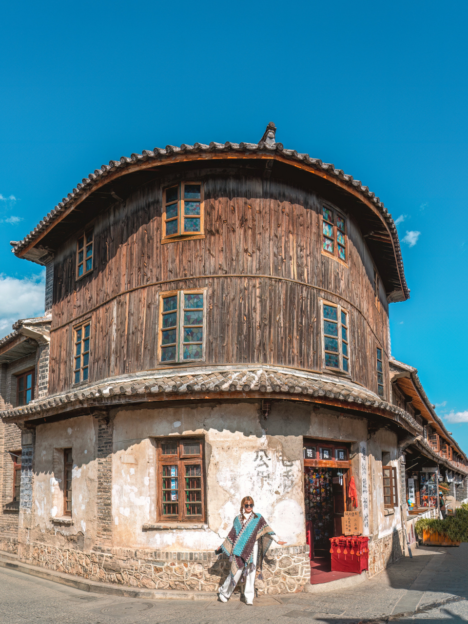 云南古建筑风格各异,如白族建筑"三坊一照壁"和傣族干栏式建筑,是历史