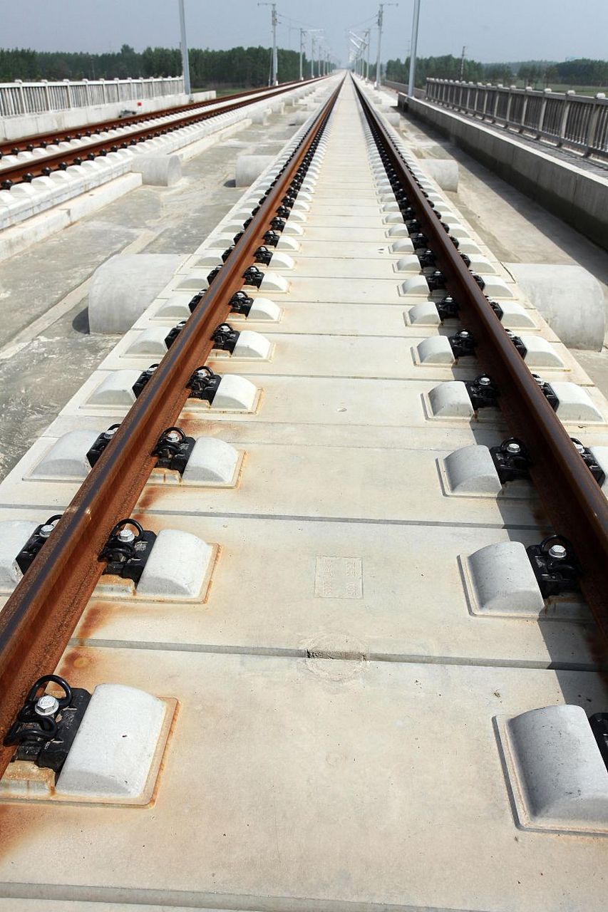 无砟轨道采用混凝土或沥青整体基础,取代了散粒碎石道床,是先进的轨道