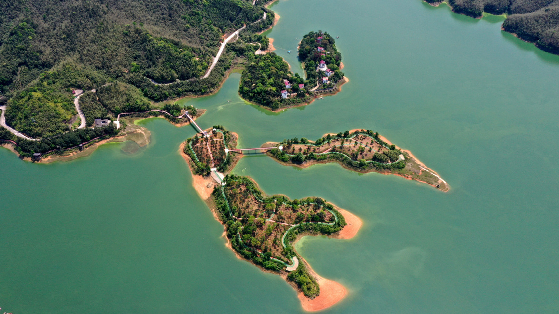 九龙湖,这个位于广东肇庆的美丽湖泊,湖光山色,是休闲度假的好去处.