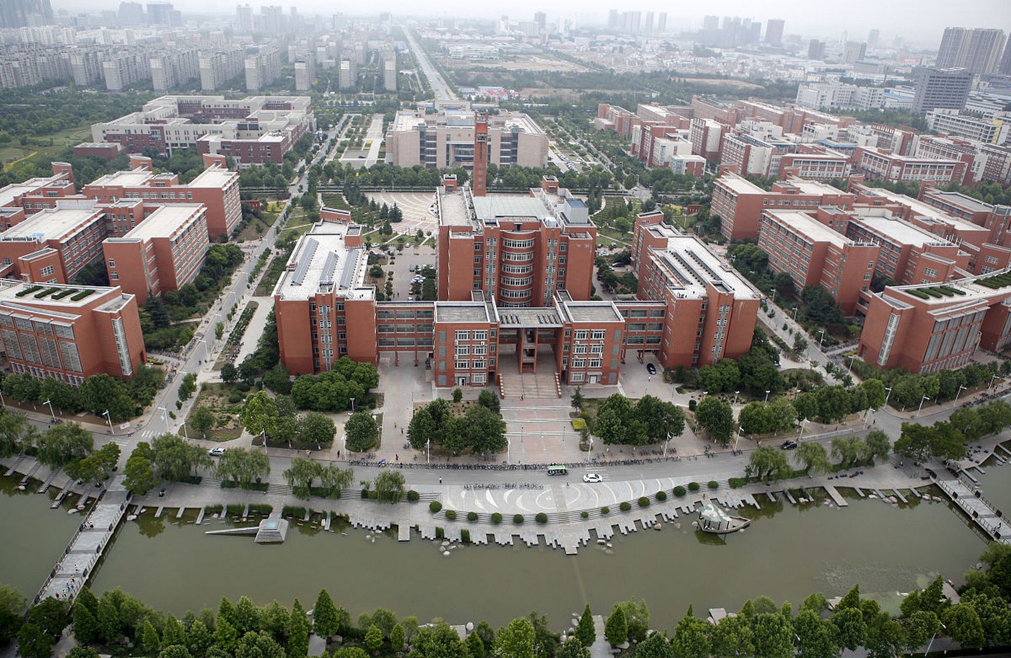 网传郑州大学一领导要求员工无偿加班还威胁降薪  最近,郑州大学的