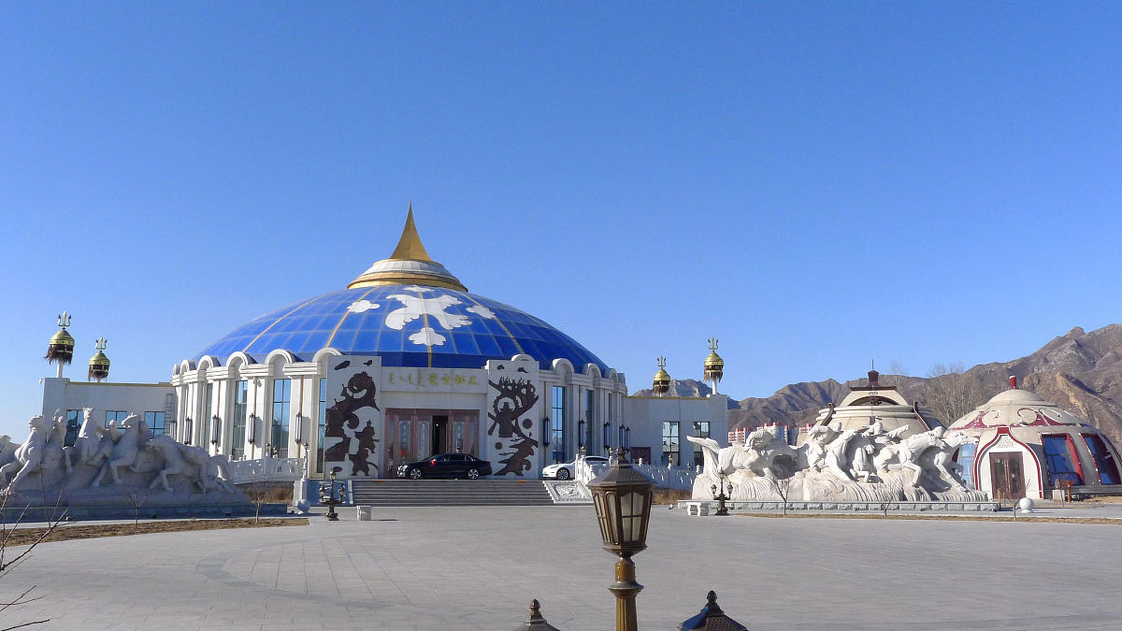 来到大门正前方,一眼望去,人山人海,大门上面刻了"蒙古王城"四个大字