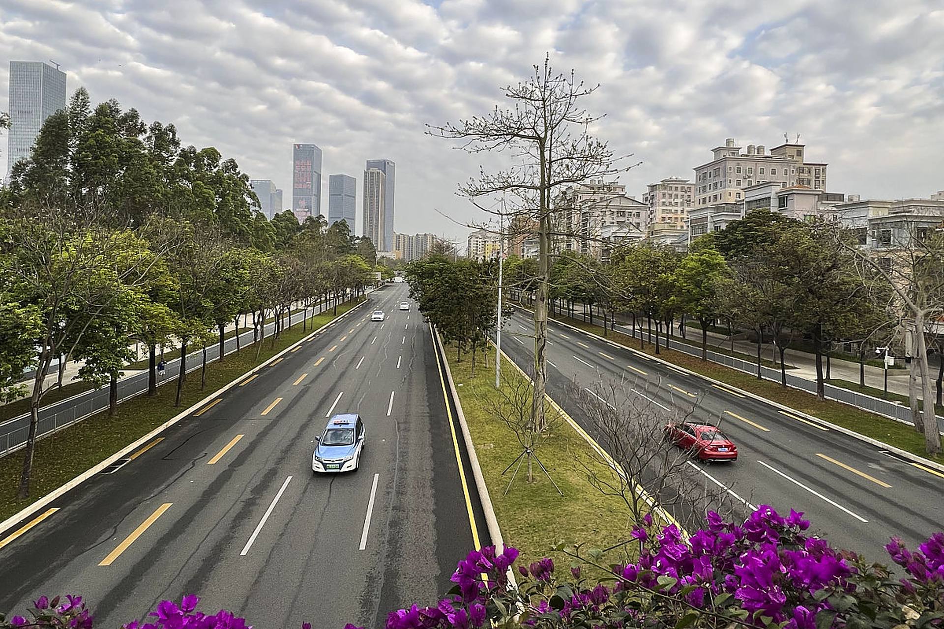 昨天我坐我舅舅的车,从青岛返回北京,上车没一会,我舅舅就问我,从青岛