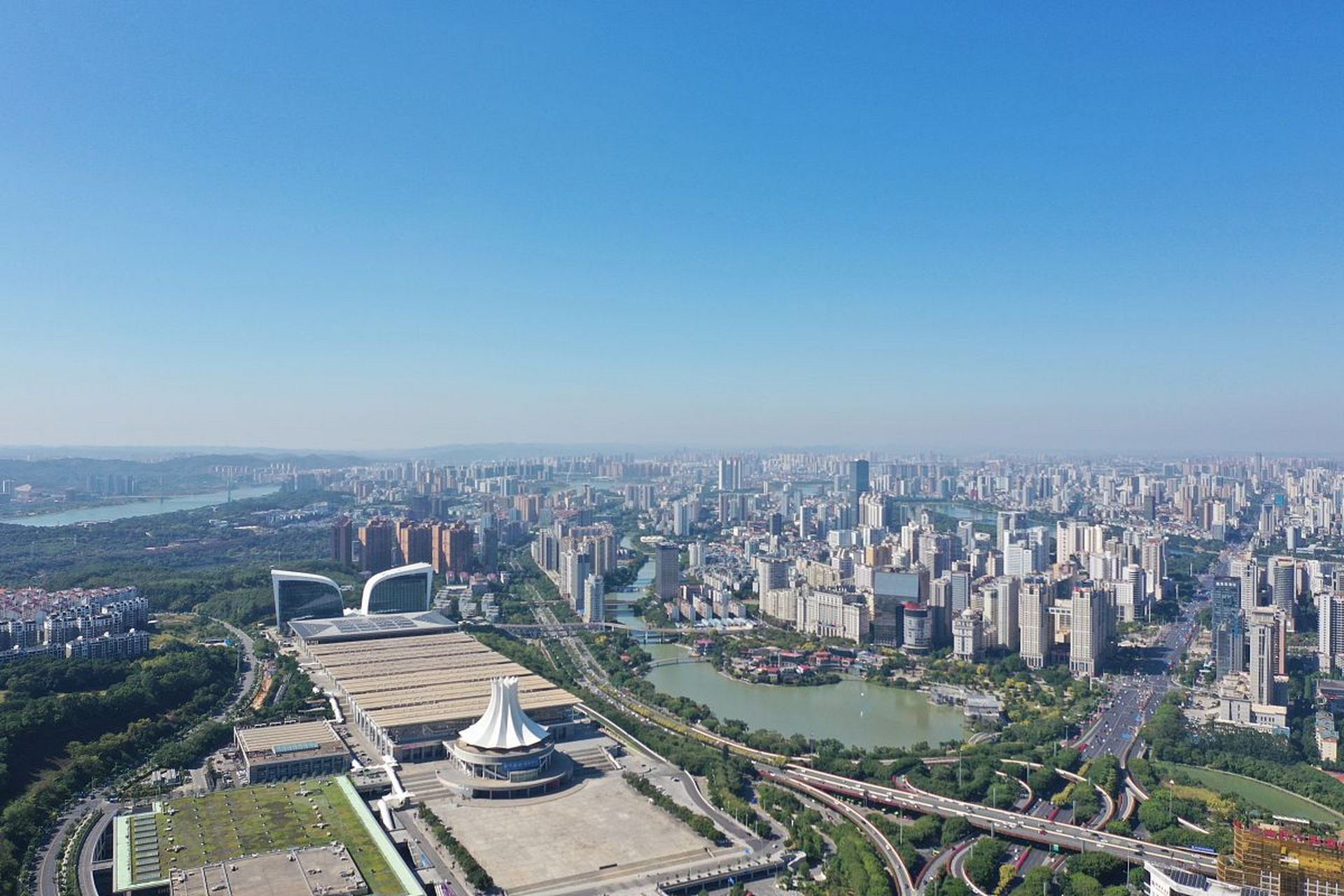 南宁,广西的省会城市,别称绿城,就是绿油油的城市的意思,绿油油的城市