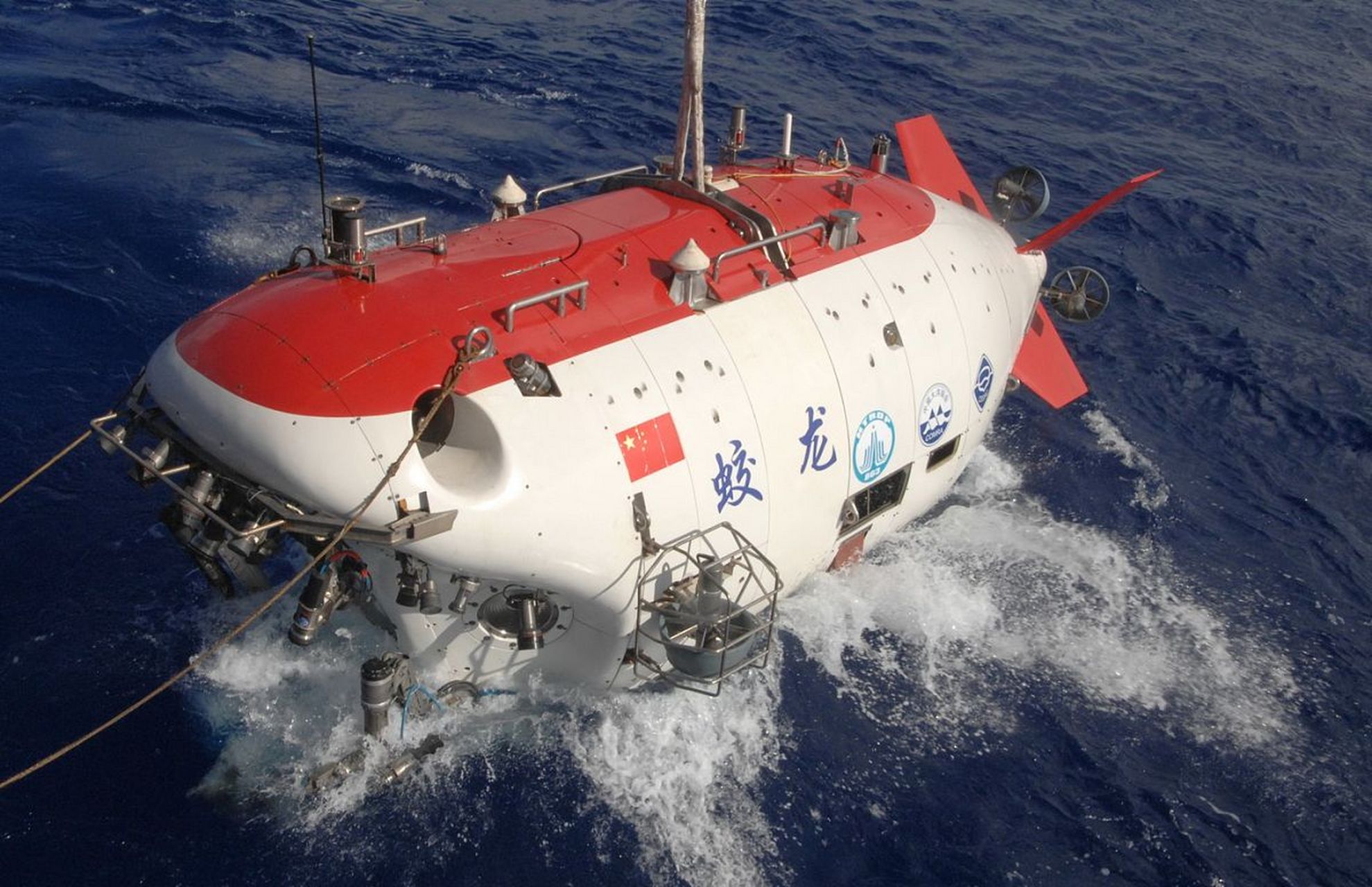 蛟龙号最深可以下潜7000多米,而这次失联的观光潜艇只有3800米,深潜