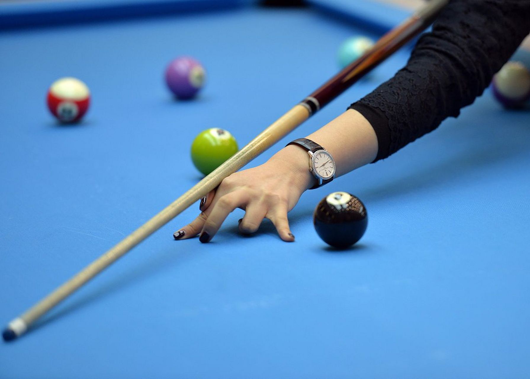 台球中的银腿和金腿是两种重要技巧,分别通过控制力度和角度以及同时