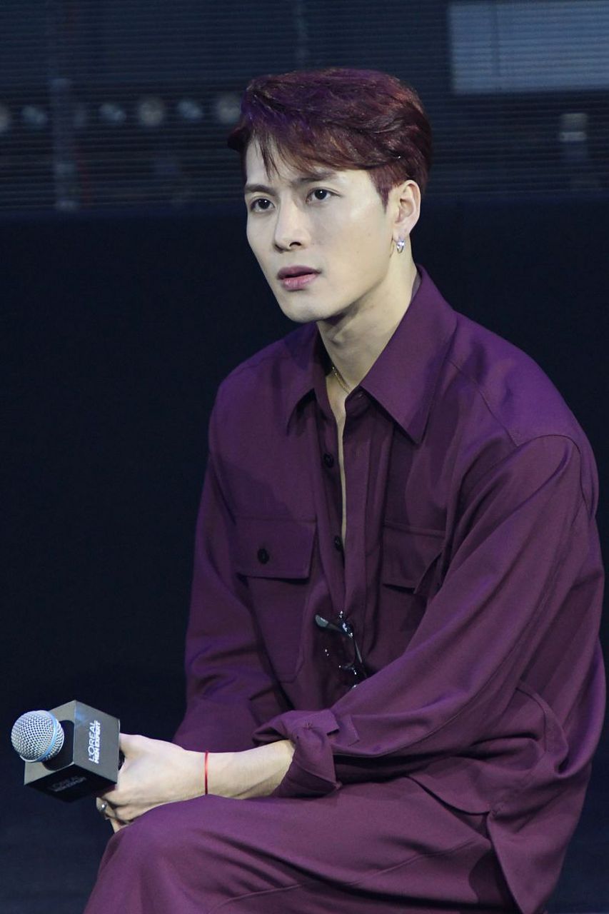 5月4日,一女生晒出和王嘉尔亲密的照片,两人十指紧扣的牵手,身体