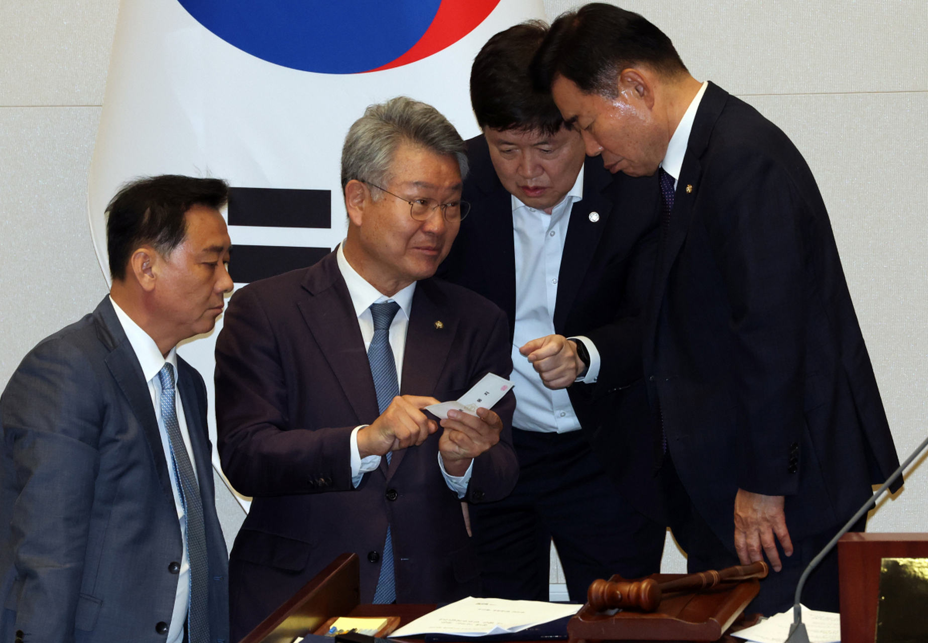 韩国政治加剧动荡,国会通过罢免韩总理议案  最近,韩国政治局势动荡