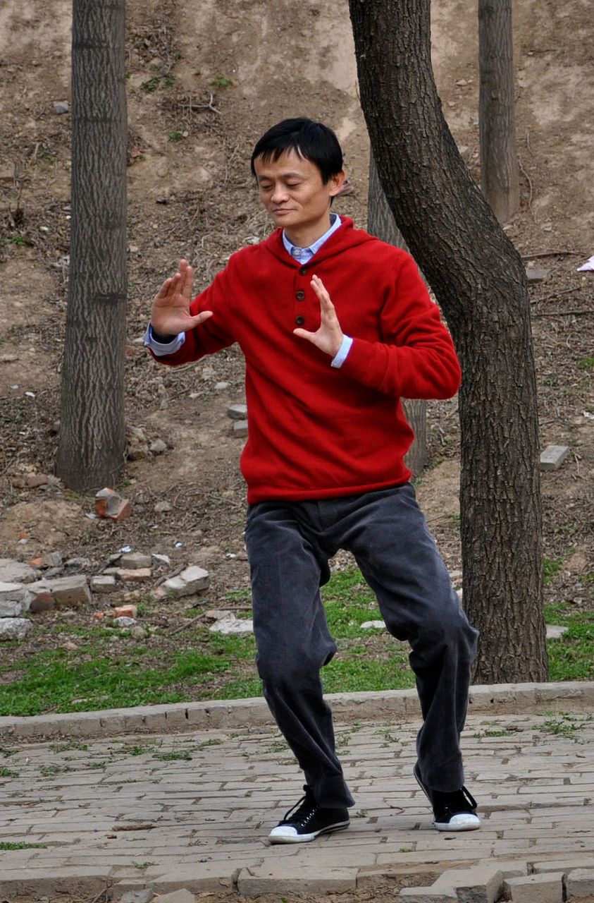请用一句话证明这个男人很有钱,两句也行[抠鼻]
