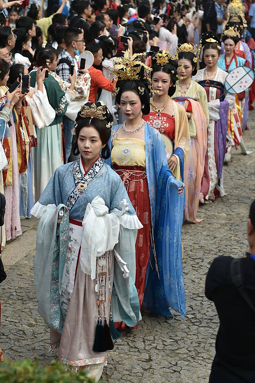 洛阳汉服是中国传统服饰之一,它的款式简单大方,色彩