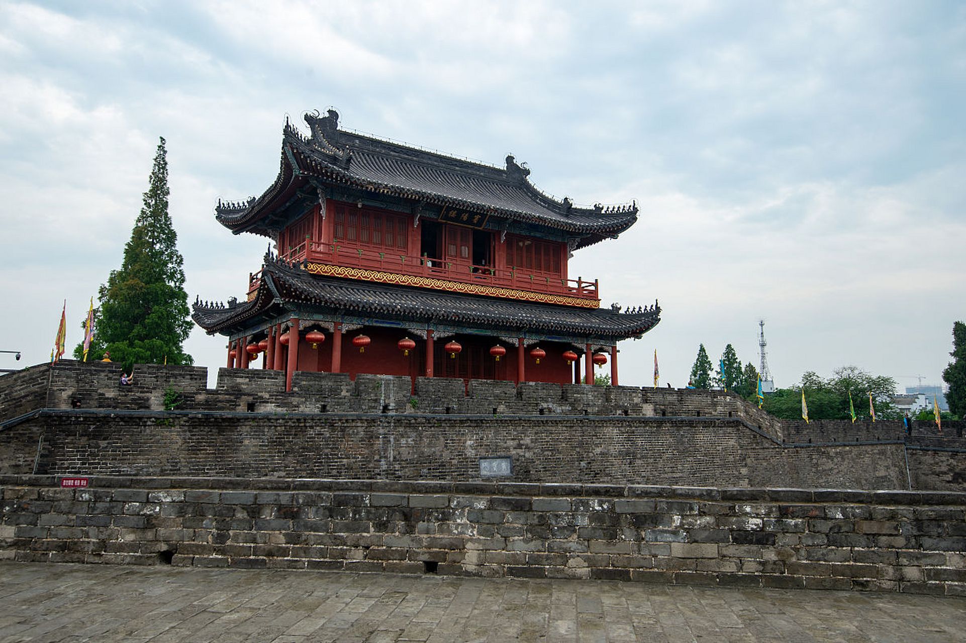 漫步在荆州古城墙上,仿佛穿越回了三国时期.