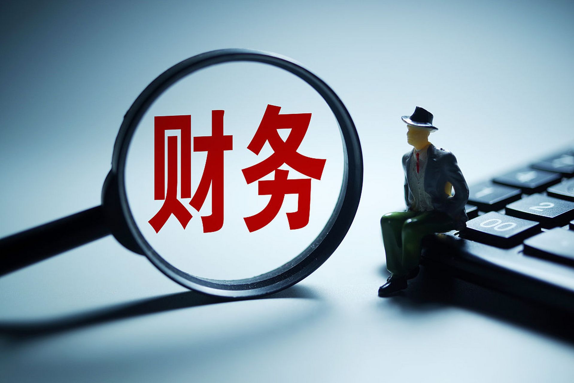 前些天老公去洗澡了,打开的微信忘记关了,我顺手捡起来打算关掉,却