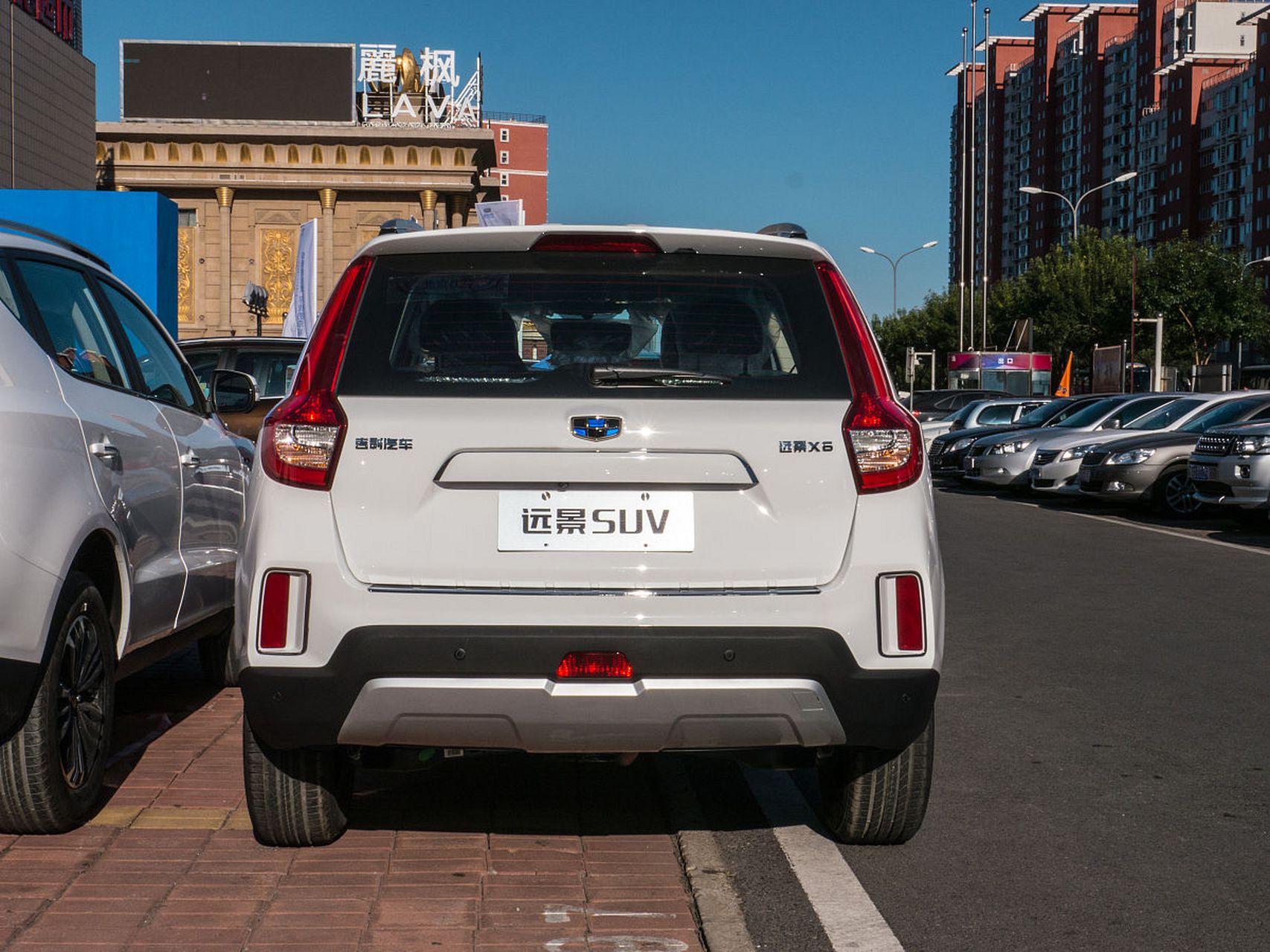 力量与实用性的完美结合  新凯汽车勇士是一款备受瞩目的越野suv,它以