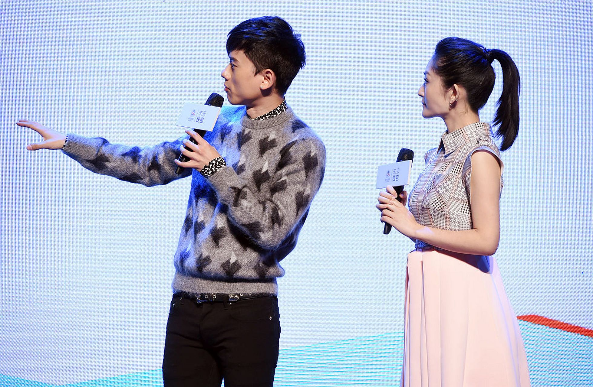 张杰与谢娜这对娱乐圈的模范夫妻,近期又在迪士尼乐园上演了一场浪漫