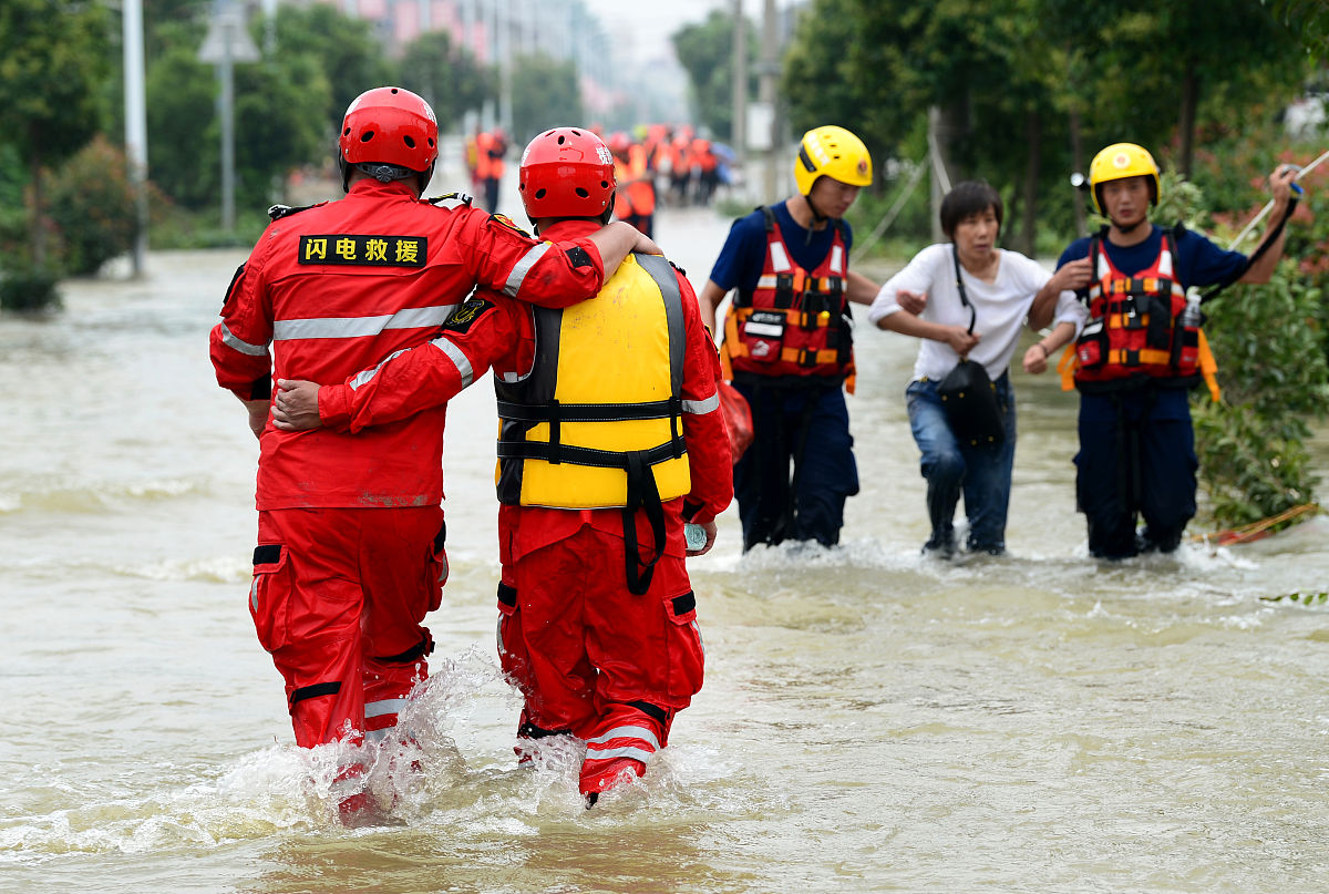在这场突如其来的暴雨中,大连气象局的预警及时而准确救援队伍内涝