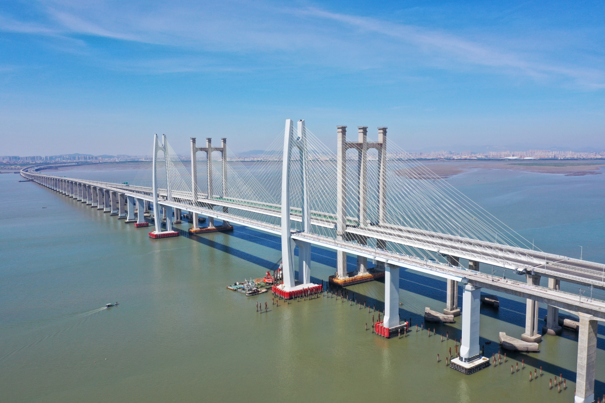 不论过去的一年里我们经历了多少的挫折与困难,多少