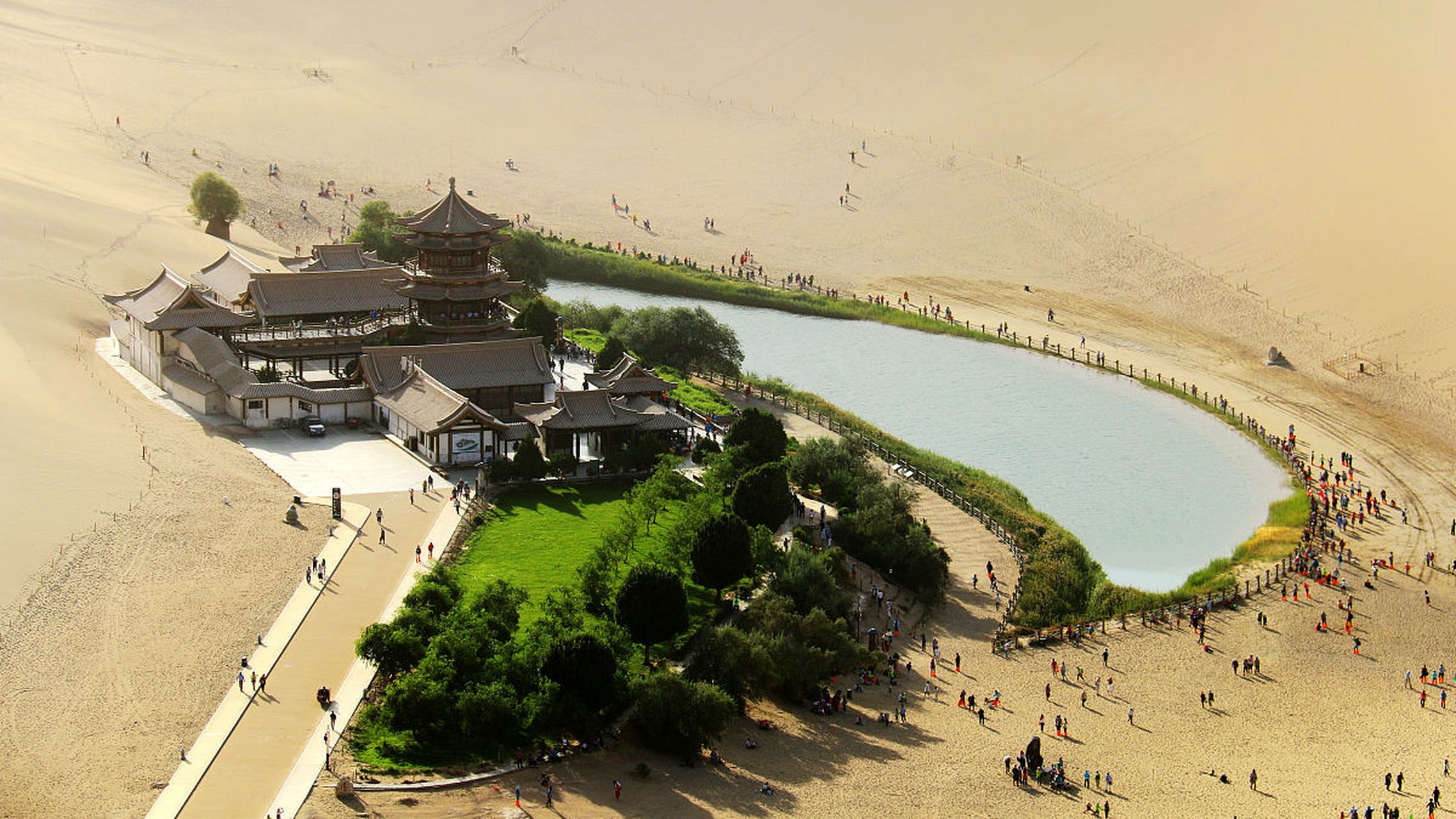 鸣沙山以沙动响亮著称,这座山是由流沙形成的,有红,黄,绿,白,黑五种