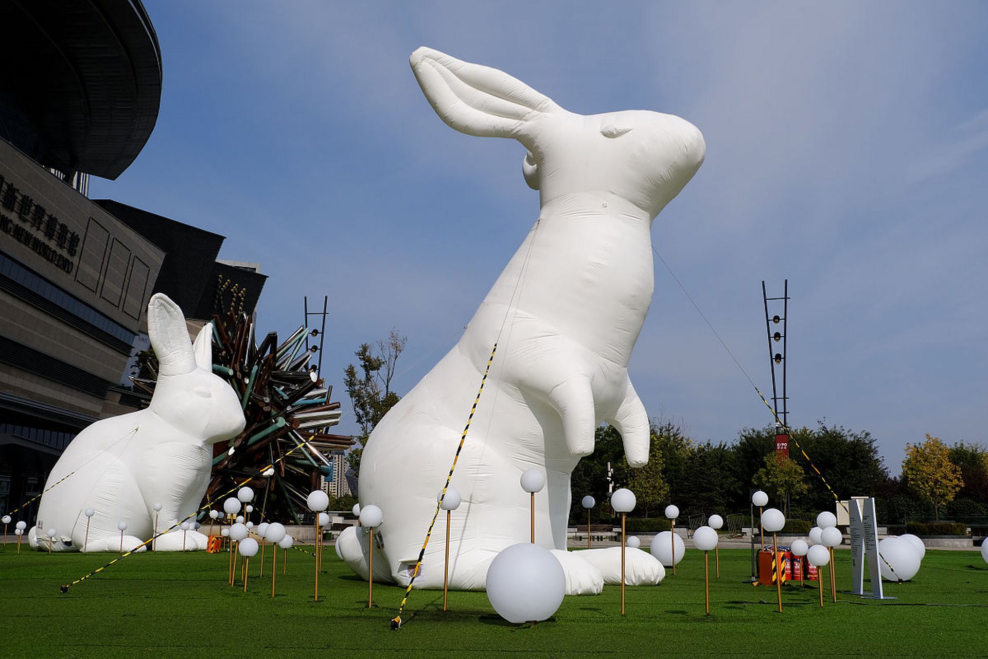 先来说说这个不锈钢兔子雕塑的寓意吧.