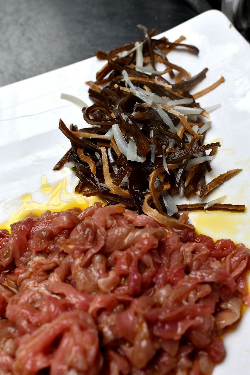 美食教程# 主料:  猪瘦肉200克,水发木耳,水发玉兰片各50克.