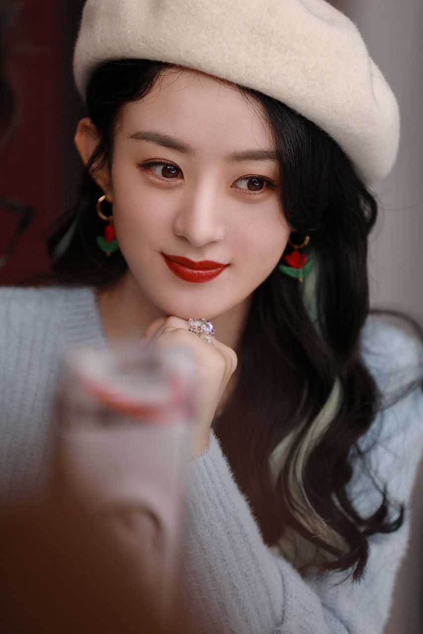 赵丽颖在中式清冷眼妆的妆容下,展现出了最佳的状态!