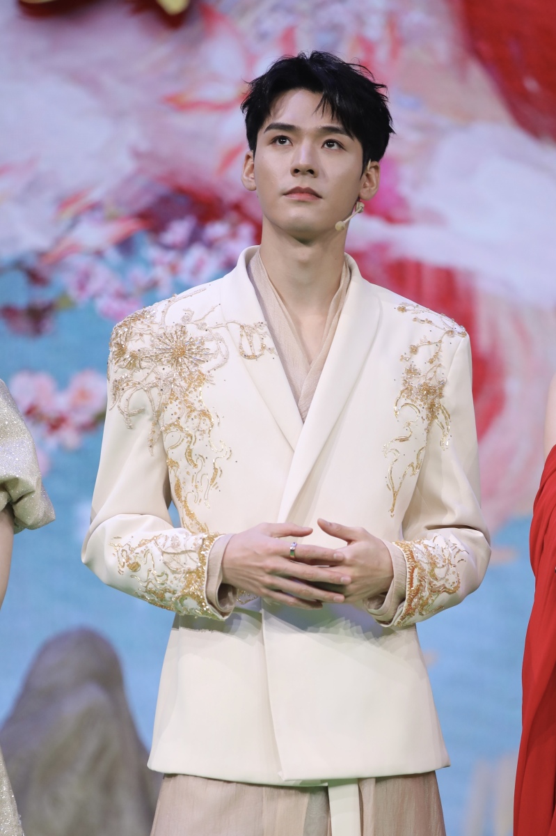 龚俊片场喝醉被杨幂哄了好久#,笑死,哄个鬼啊,至于吗,都三十多的攘怂