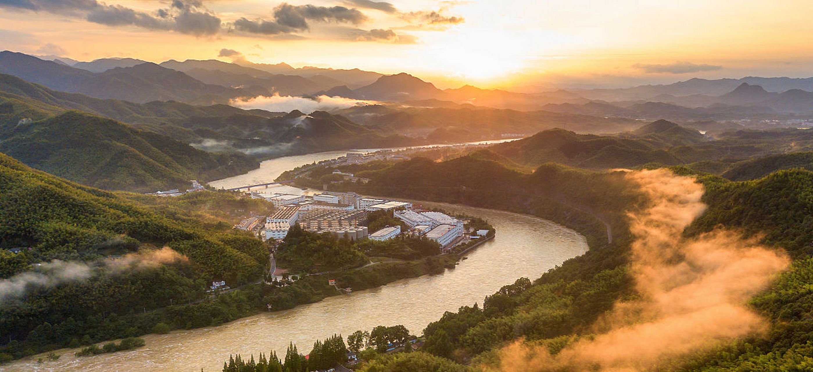 今天,我带着大家来探秘一个超美的景点——安徽大别山玉博园!