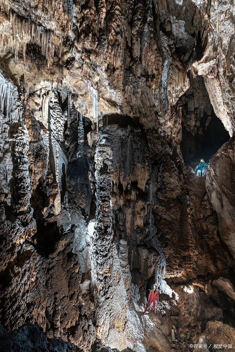西侧甘加秘境内,是一个以奇特的白石崖和溶洞为主要景观的自然风景区