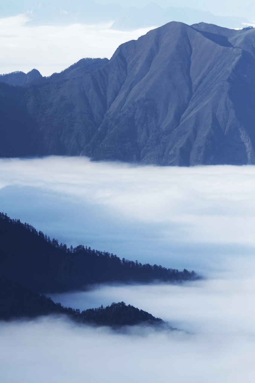 险峻的山峰图片