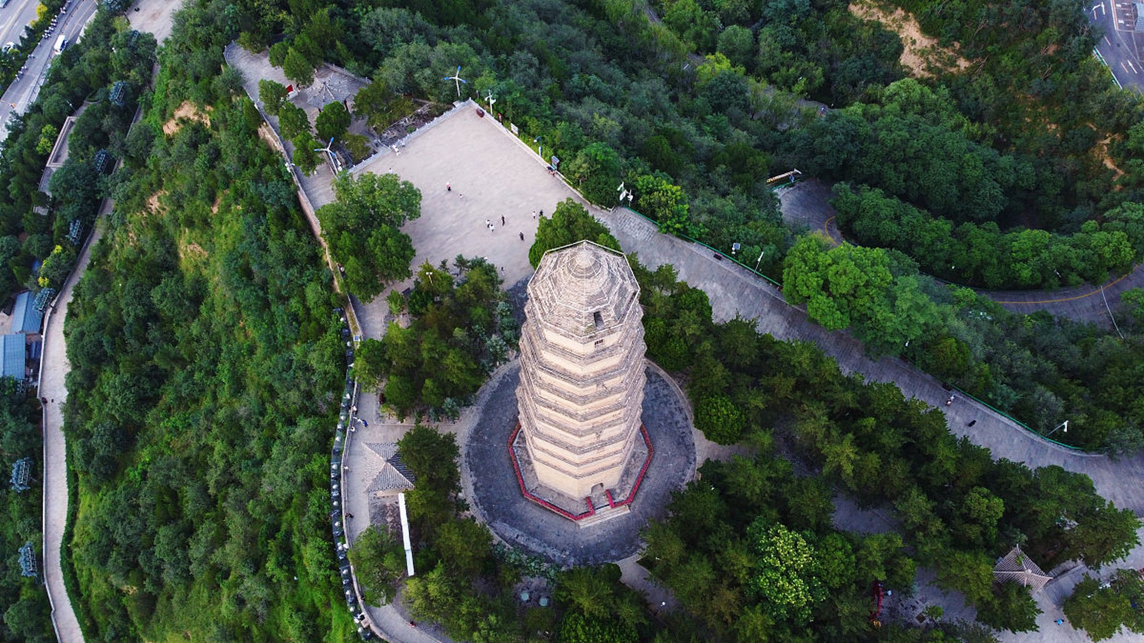 镜头里的春天# 春日延安情:古城历史与现代文明的碰撞  在春日的压忖