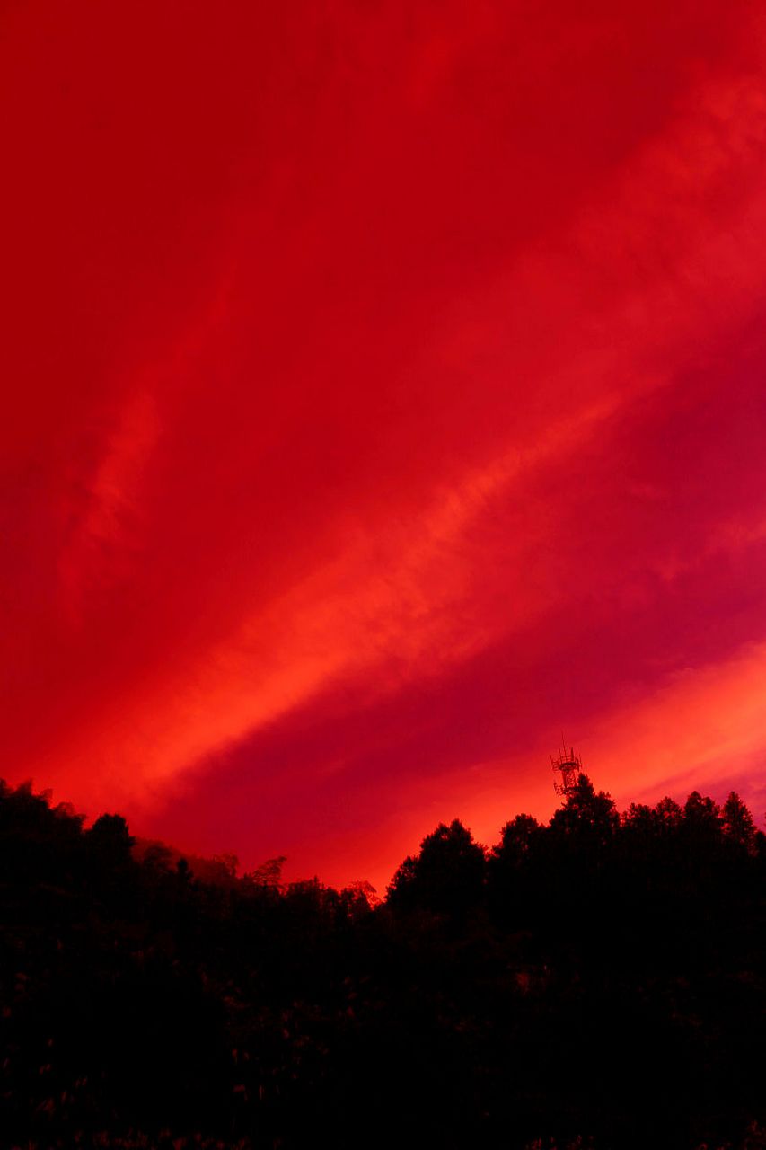 93武汉市民偶然拍下的血红色天空,震撼之余,我们不禁要问:这种奇异