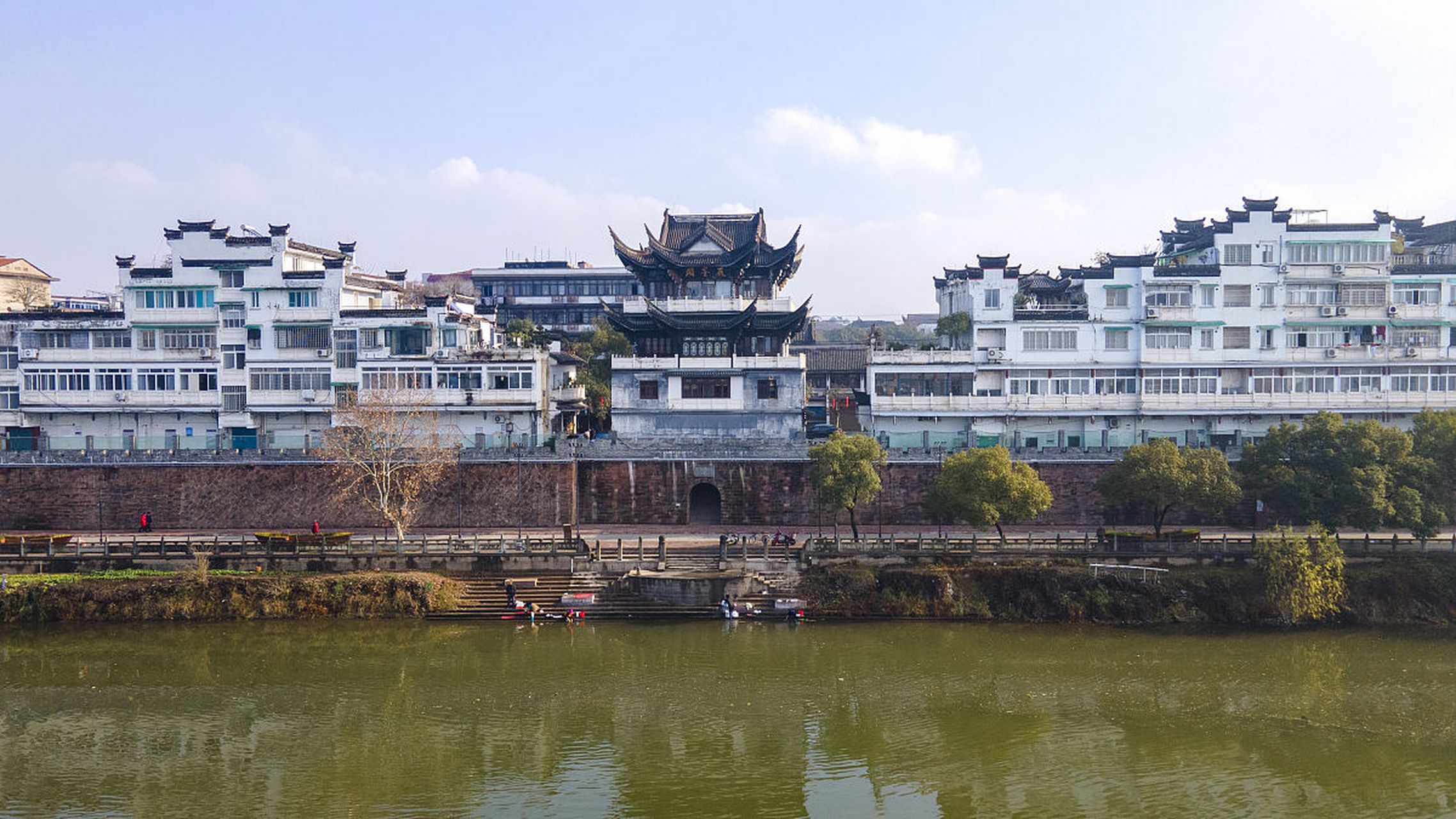 明代城墙的重建,呈现兰溪古城的独特风貌 兰溪古城的城墙曾历经岁月