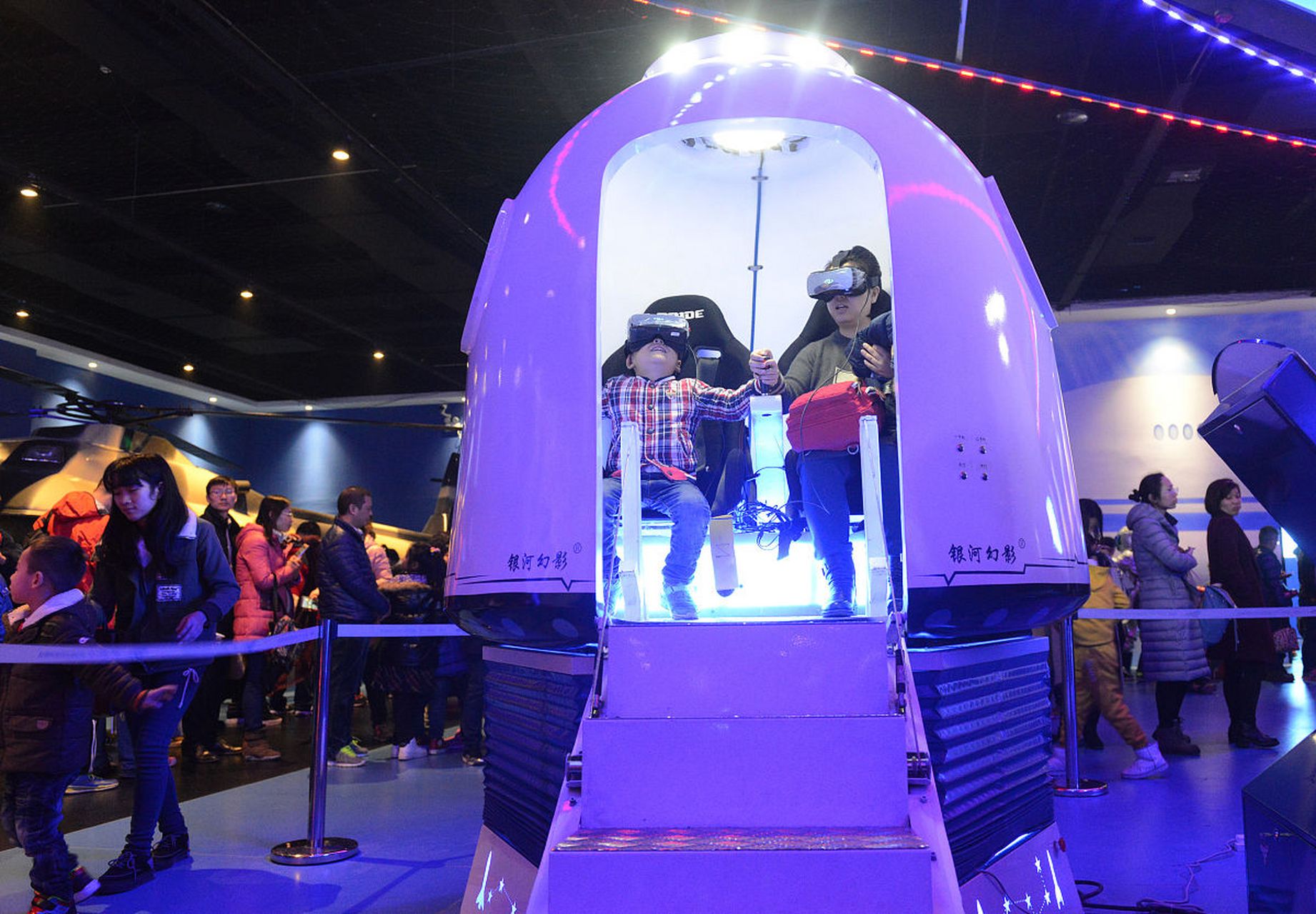 南京科技馆坐落在繁华的南京市区,交通便利,是个集科普教育,学术